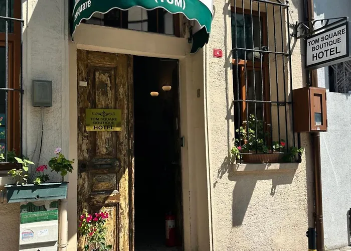 Tom Square Boutique Hotell 3*